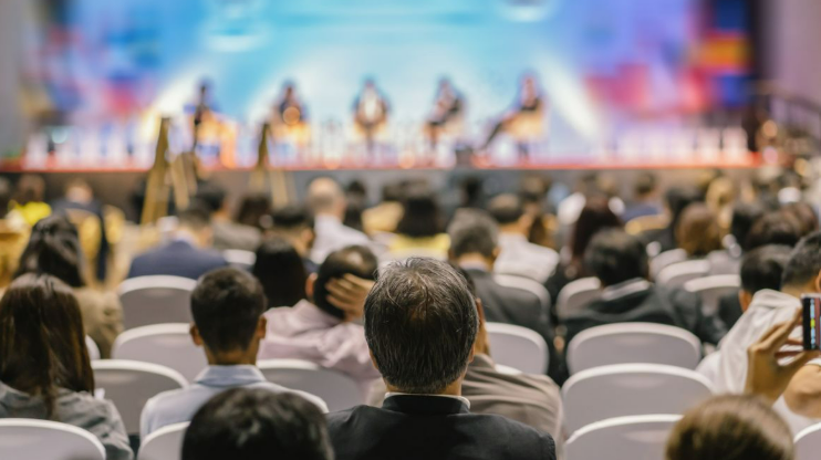 Abordări integrate privind sprijinul material: Măsuri de însoțire și parteneriate în practică